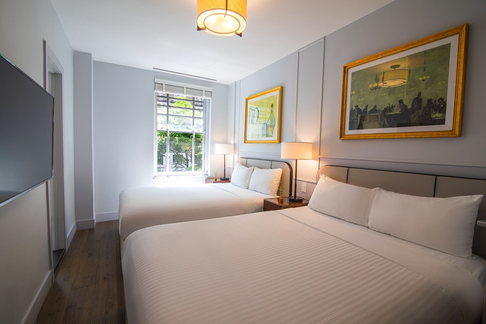 ROOM, 2 QUEEN BEDS, BROADWAY VIEW
