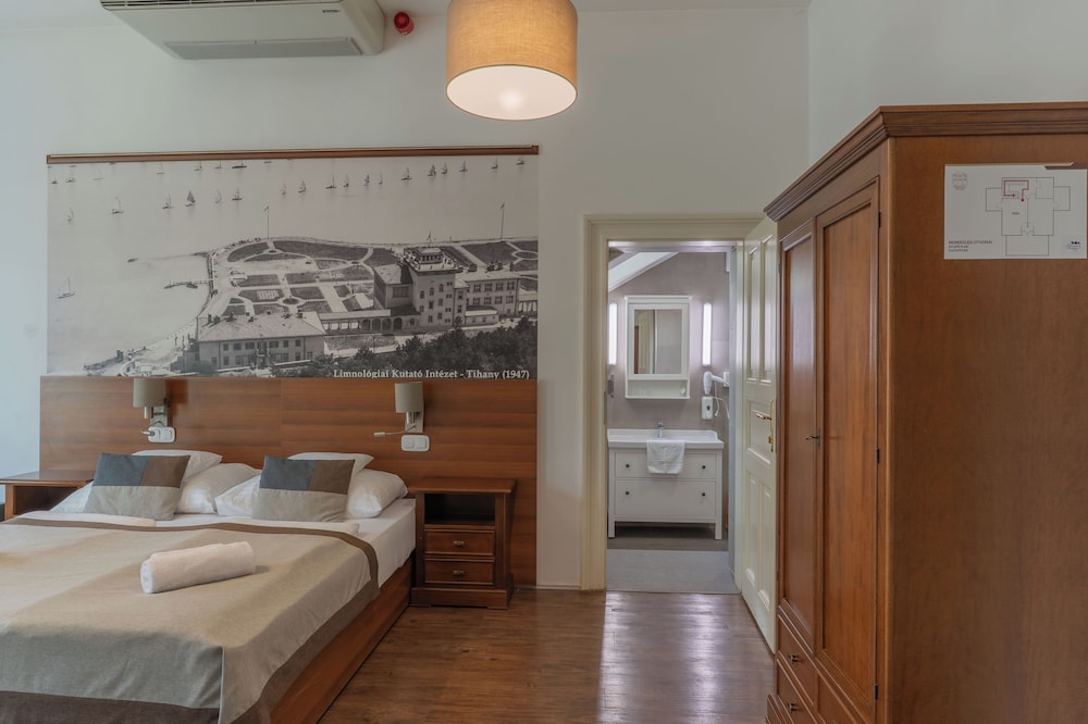 DELUXE, DOUBLE BED