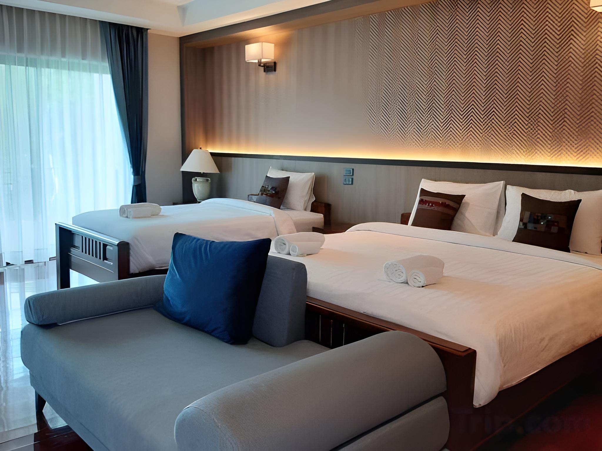 Pool, Villa, 1 Queen and 1 Single Bed