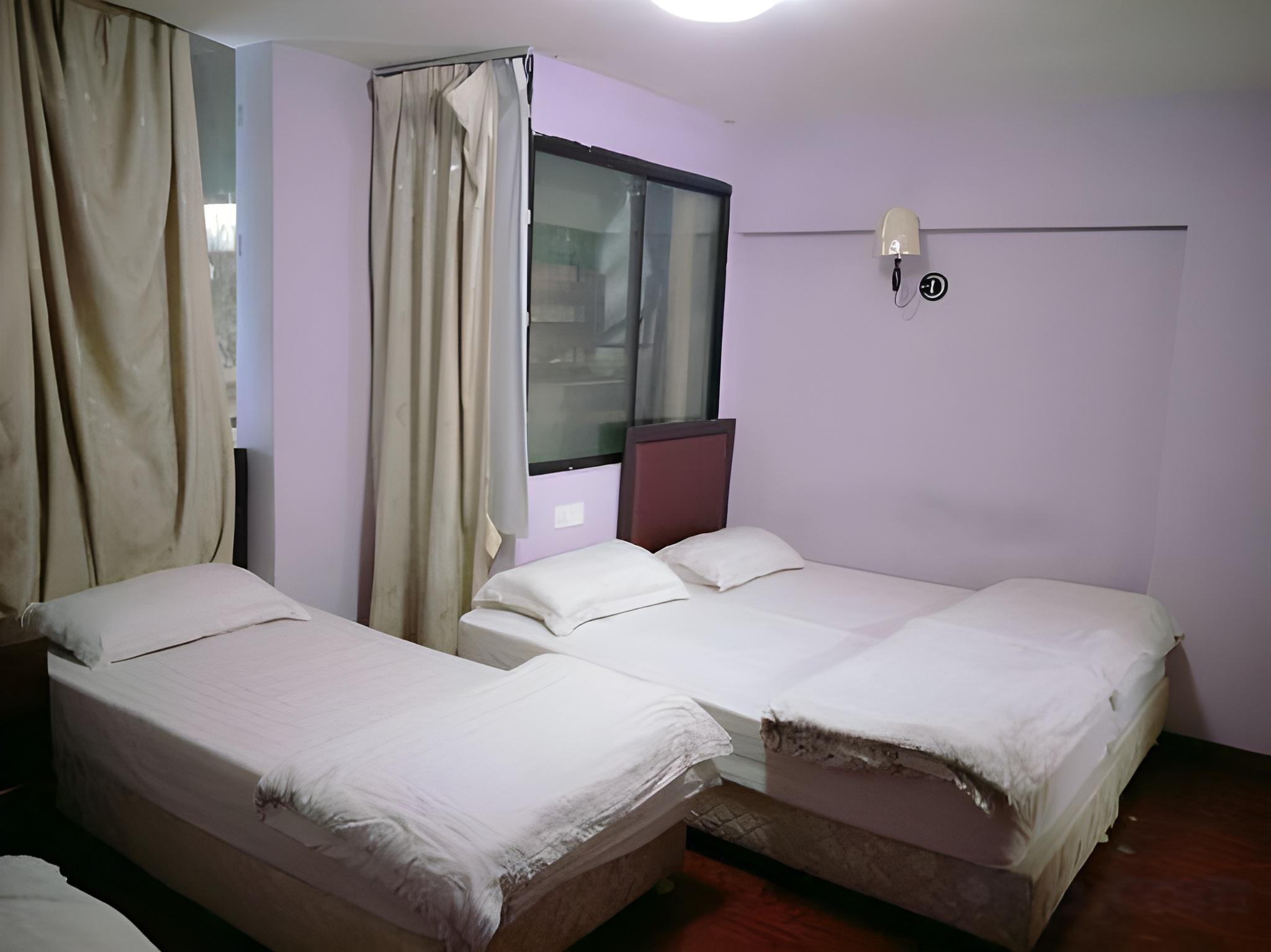 غرفة قياسية رباعية بأربعة أسرّة، ADITYA HOTEL 2/3