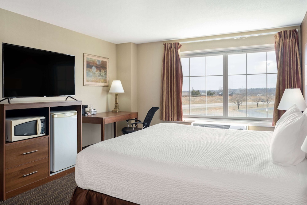 Americinn by Wyndham Cedar Rapids North 9/33