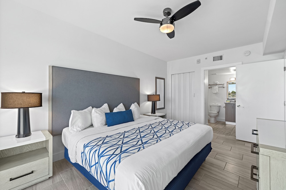 2 Bedrooms, Premium, Suite, King and Queen Bed, Bay Front, 2 Bathrooms, Sofa