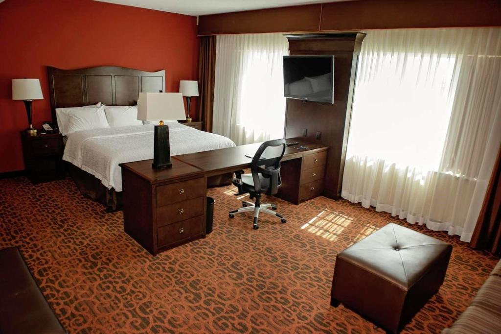 Studio, King Bed, Sofa, Accessible