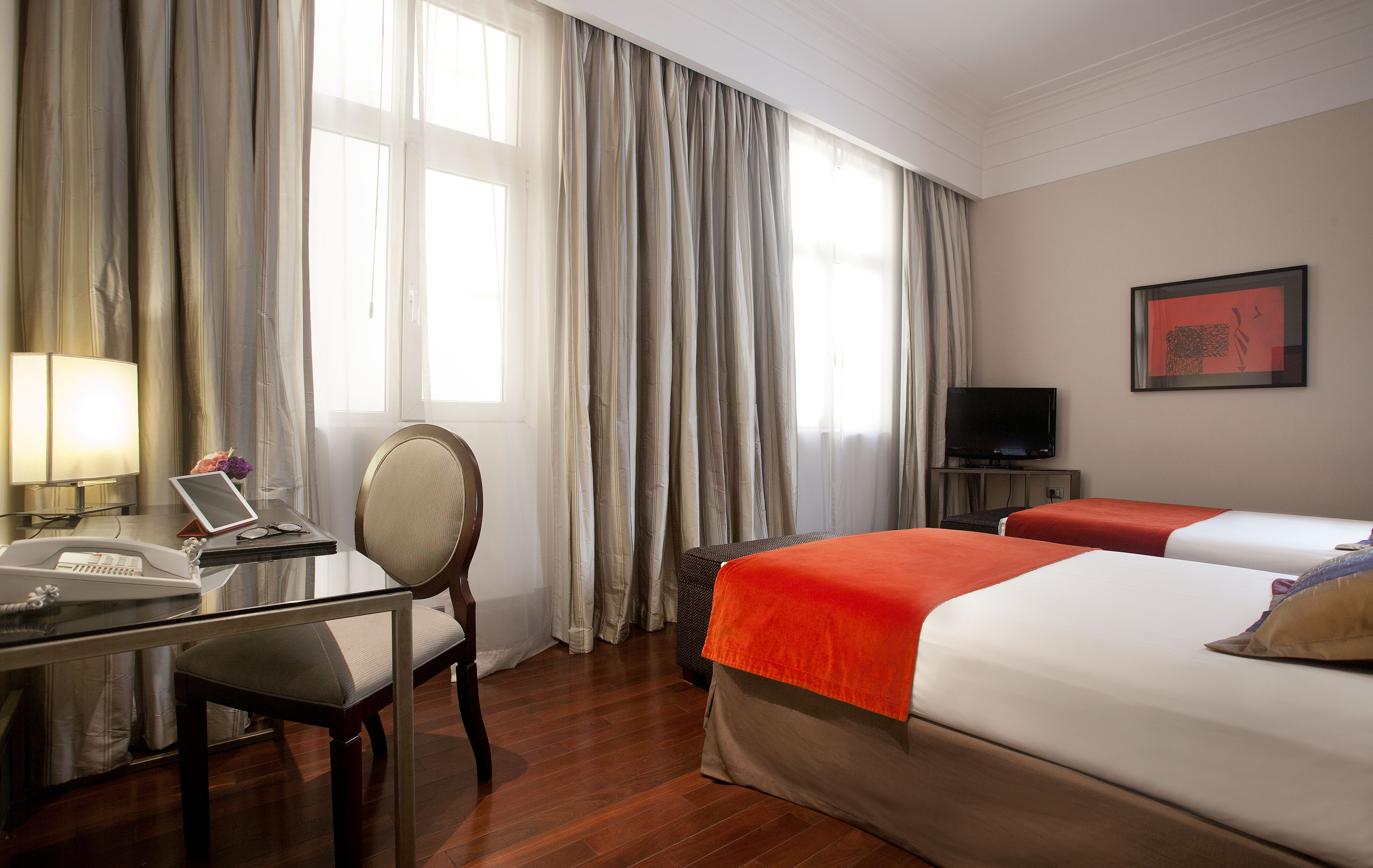 غرفة فاخرة بسريرين منفصلين
