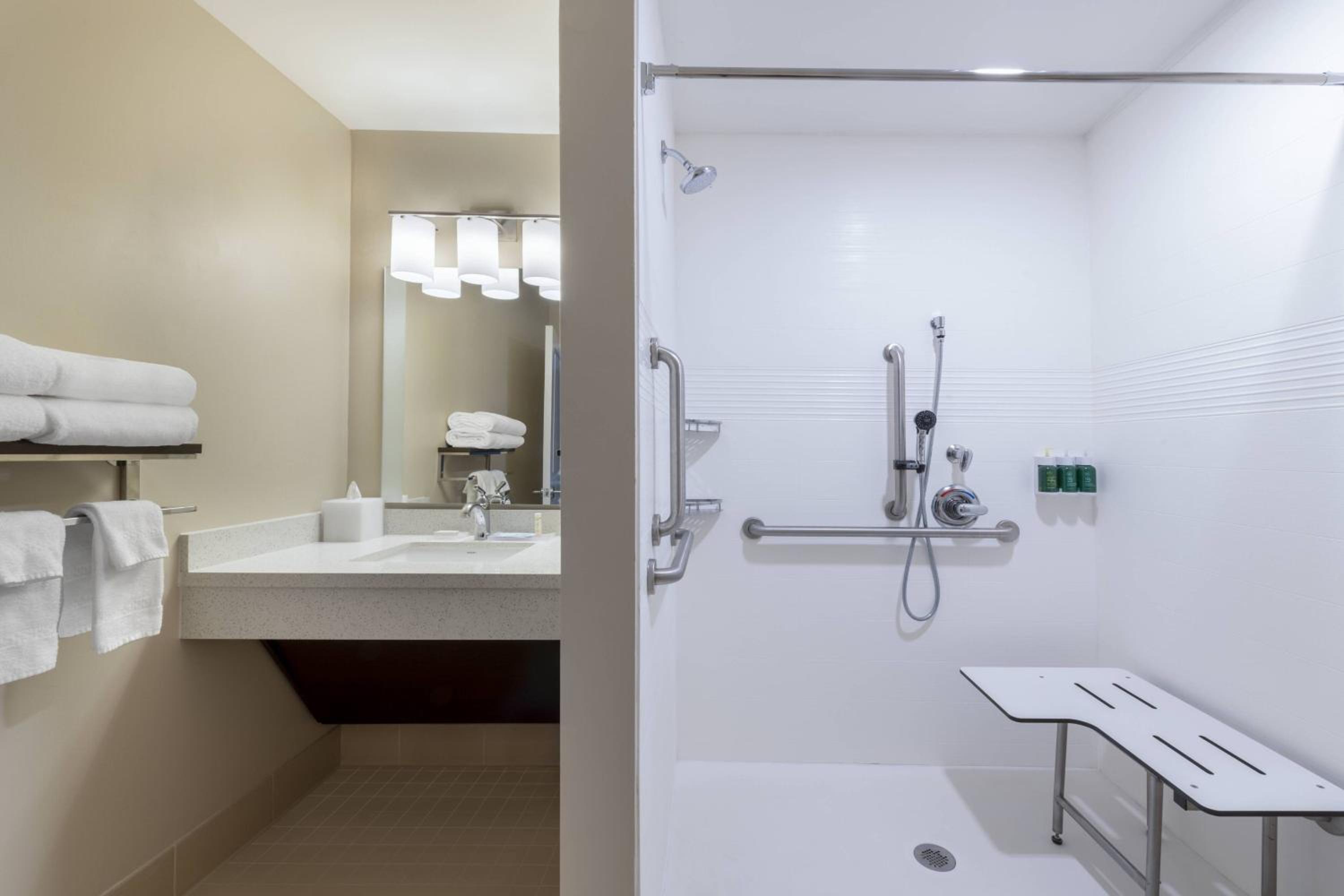 جناح بسرير كوين بغرفة نوم واحدة مع أريكة لذوي الإعاقة، TownePlace Suites by Marriott St. Louis Edwardsville, IL 2/3