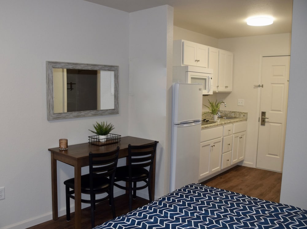 Stay Plus Extended Stay Suites 24/33