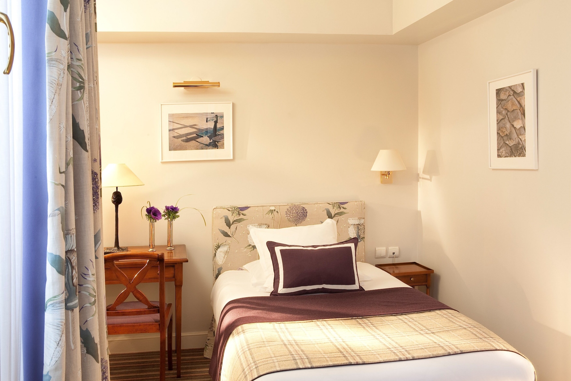 ROOM, SINGLE