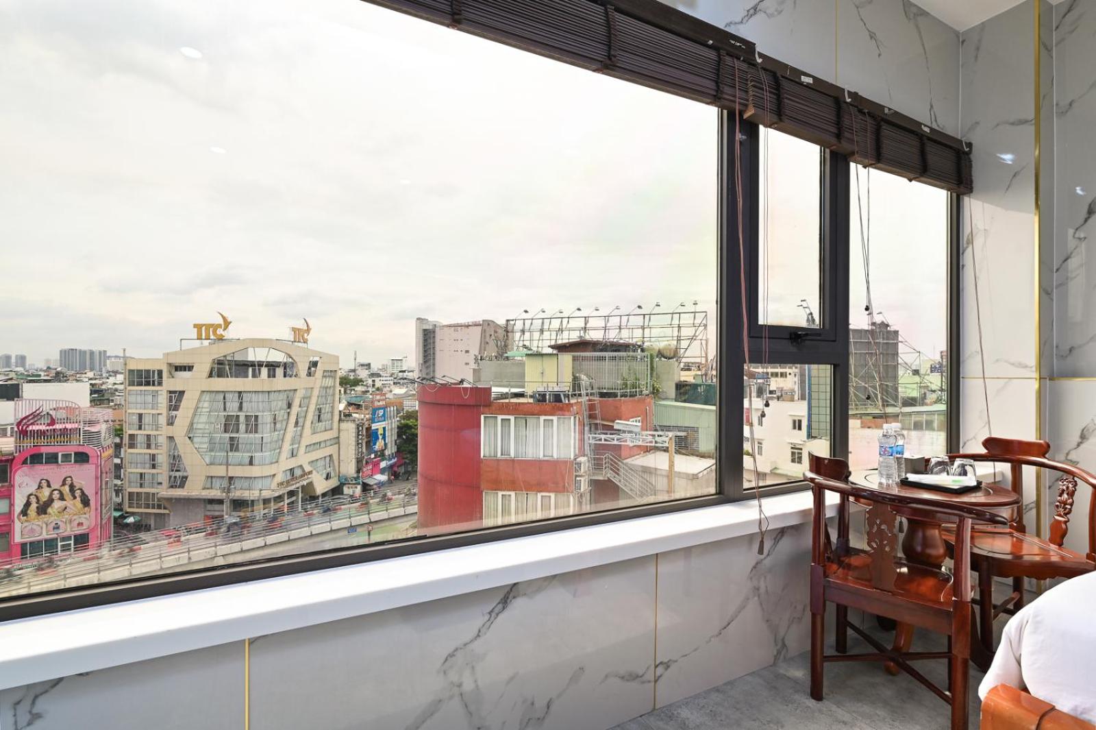 Red Sun Airport Saigon Hotel 24/40
