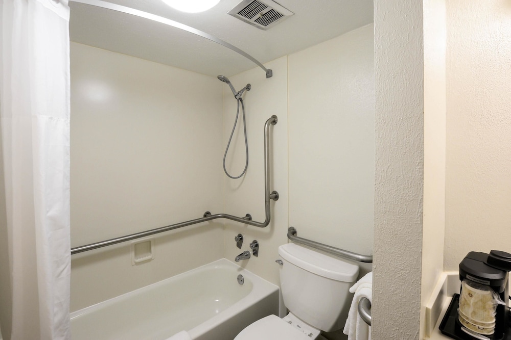 Quality Inn & Suites North Charleston Ashley Phosphate 49/50