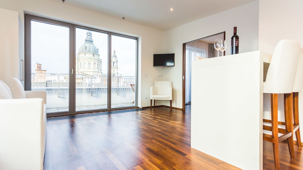 12 Revay Hotel 37/62
