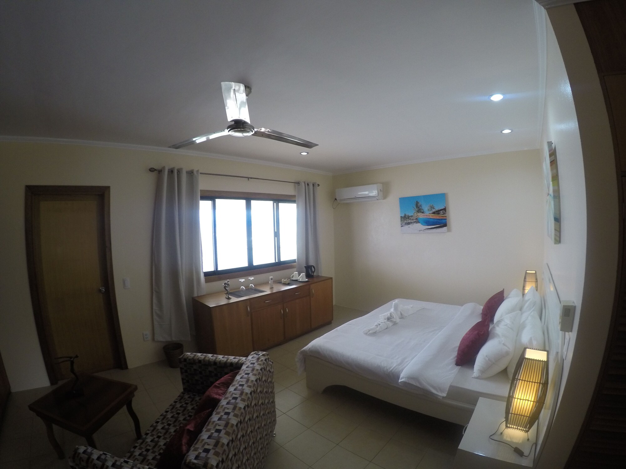 1 Bedroom, Premier, Suite, Queen Bed, Ocean Front، Quo Vadis Dive Resort 2/10