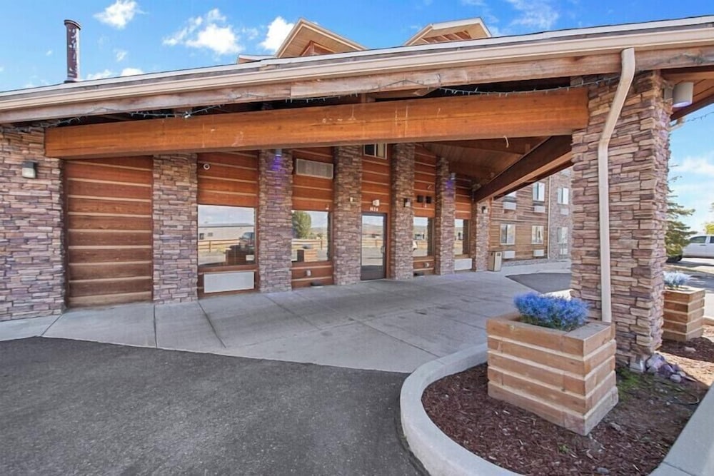 Pinedale Hotel & Suites 37/50