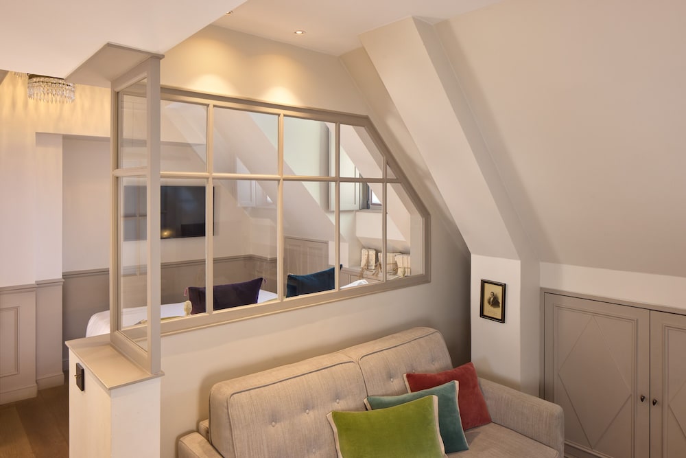 Junior Suite, Queen Bed, Charles View, Lake View