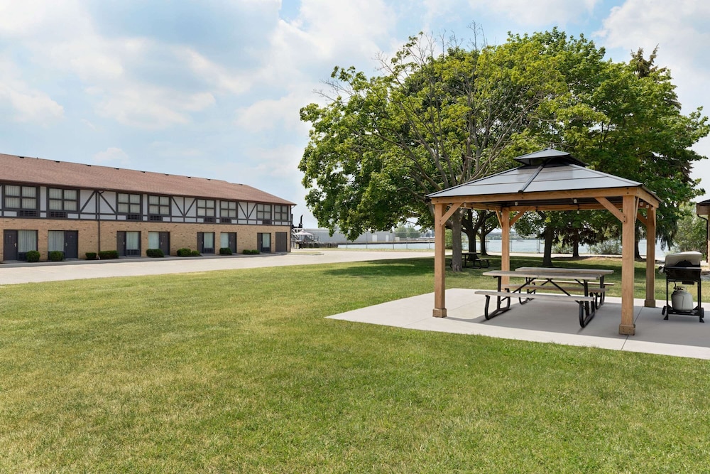 Days Inn by Wyndham Sarnia Harbourfront 56/59