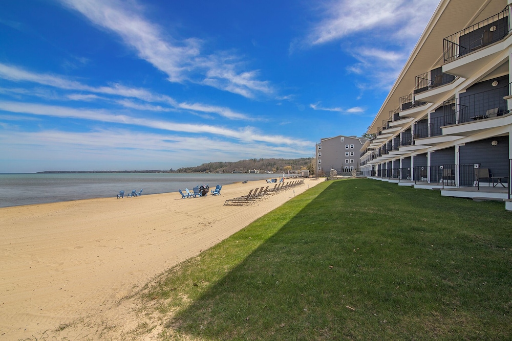 Pointes North Beachfront Hotel 64/72