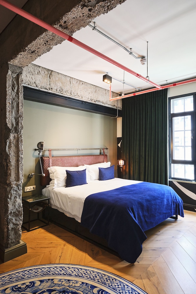STANDARD, KING BED, CITY VIEW