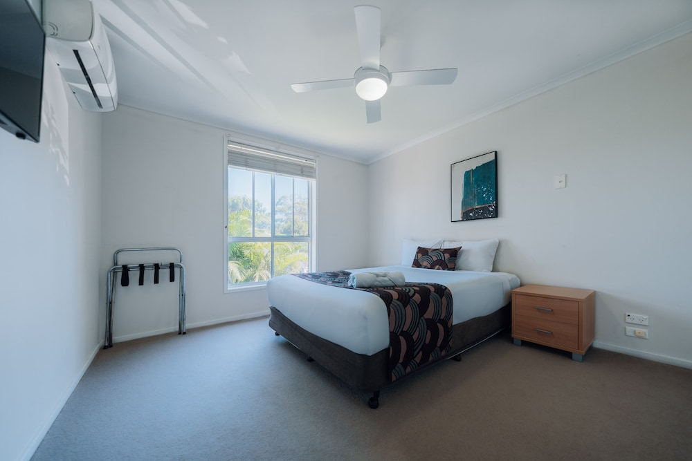 GOSFORD PALMS MOTOR INN 12/62