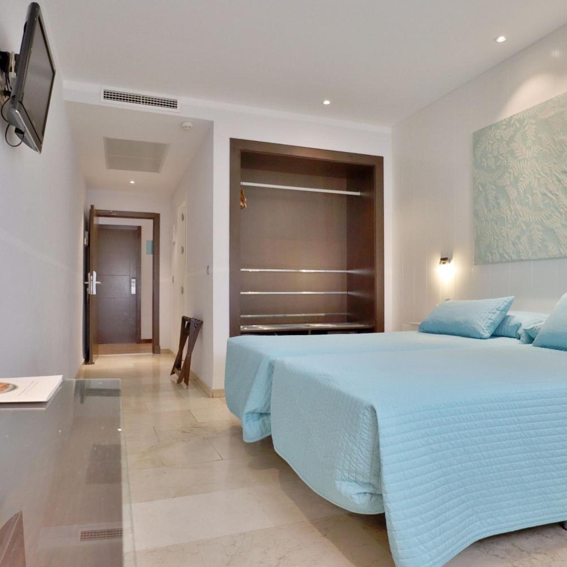 ROOM, TWIN BEDS