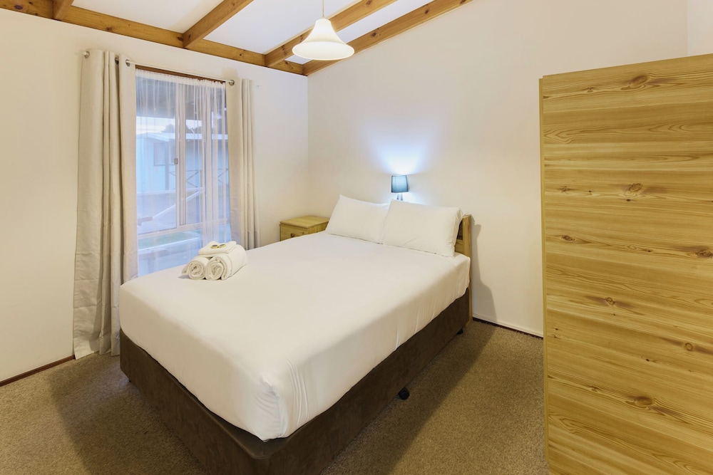 Acclaim Rose Gardens Beachside Holiday Park 11/50