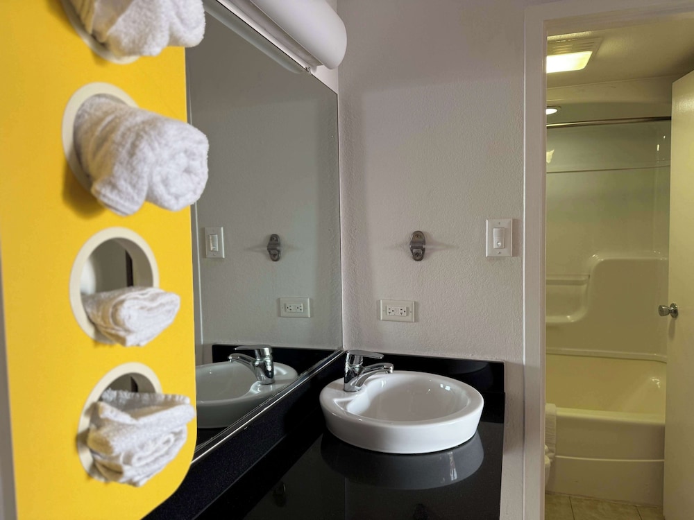 Motel6 Joliet, IL - I-80 56/58