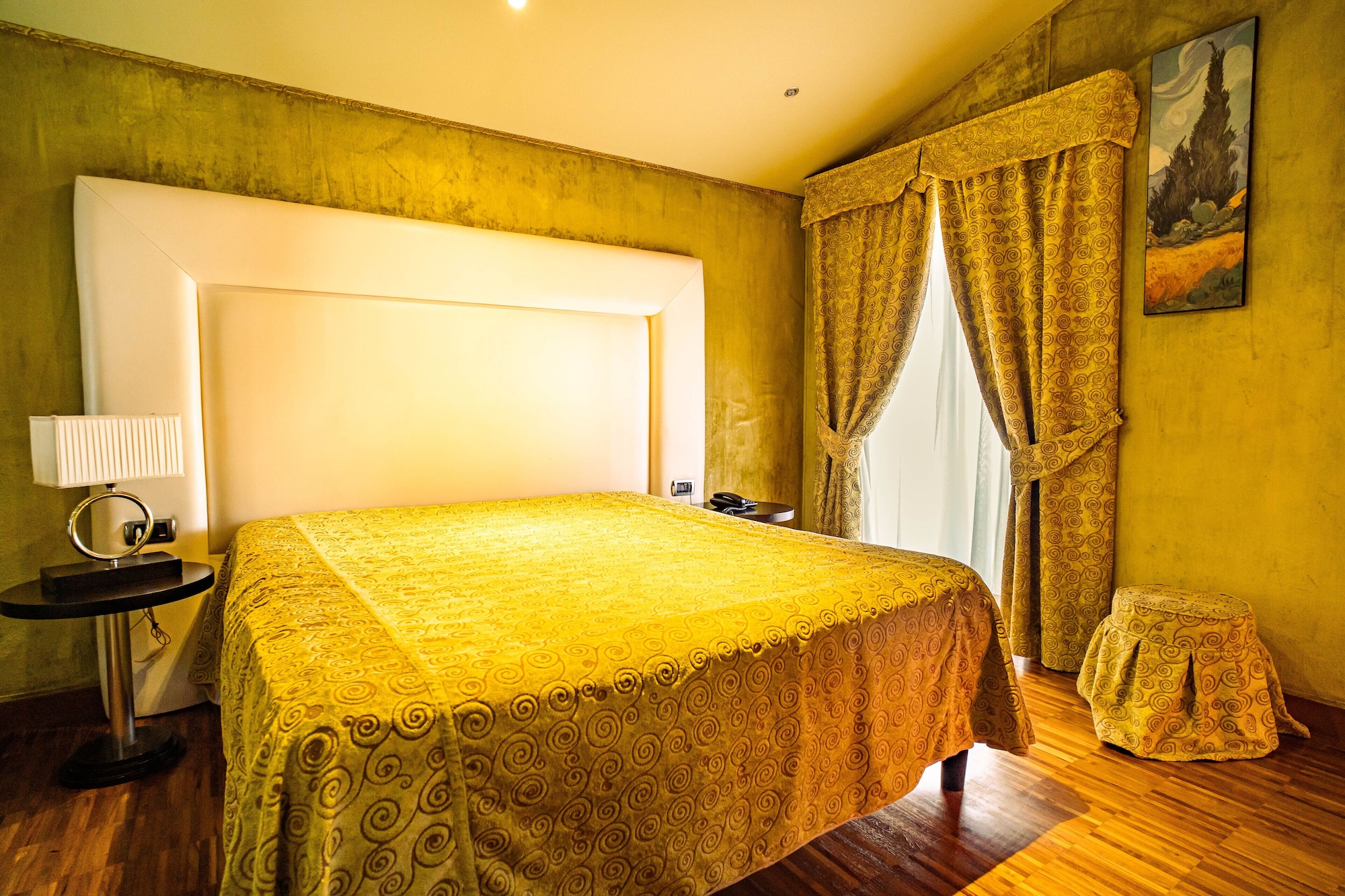DELUXE, DOUBLE BED