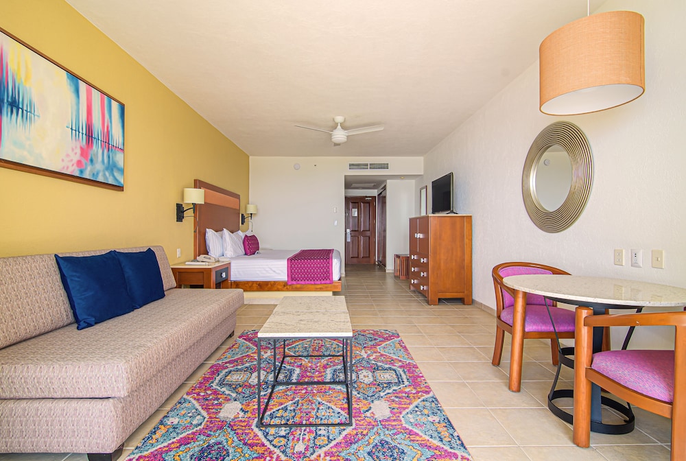 GR Solaris Lighthouse Los Cabos 58/73