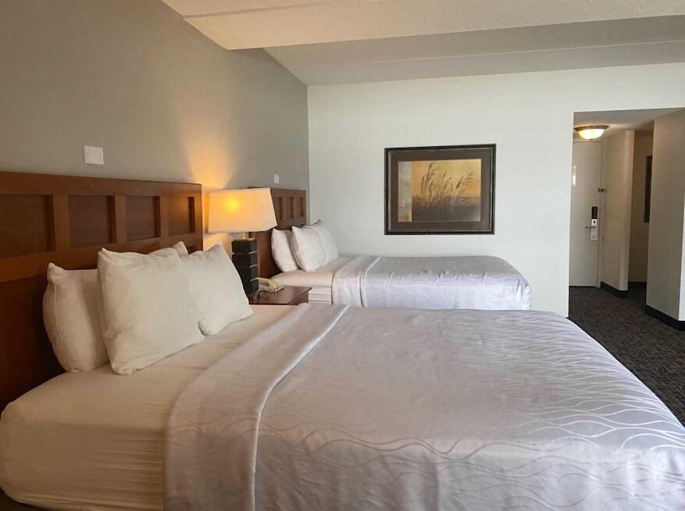 غرفة سوبيريور تنفيذية عائلية بسريرين كوين بإطلالة على البحيرة مع أريكة