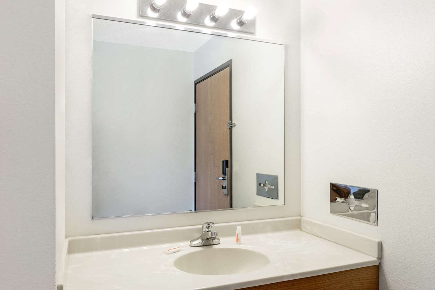 Budget Inn and Suites 14/16