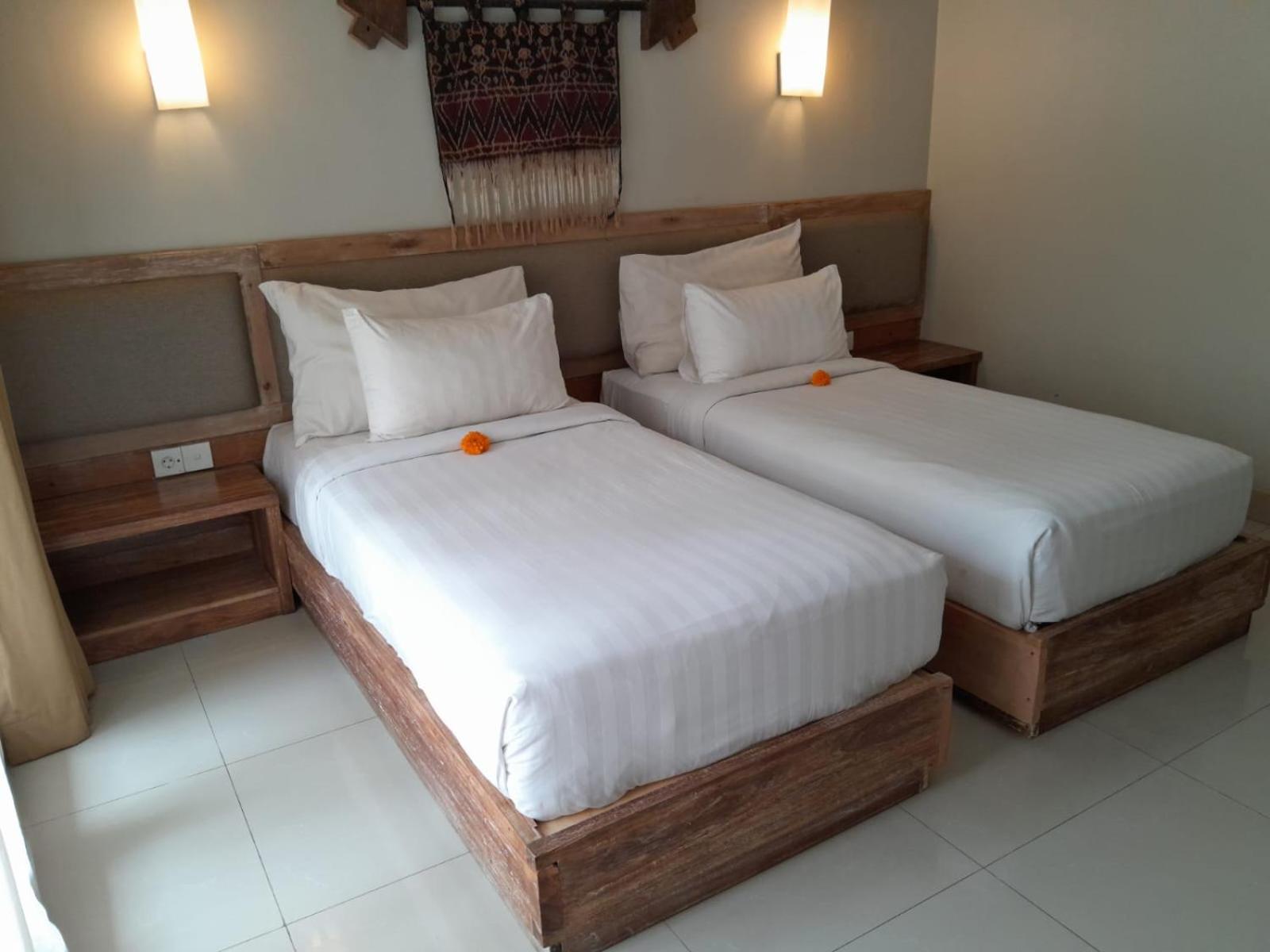 DELUXE, DOUBLE OR TWIN BED