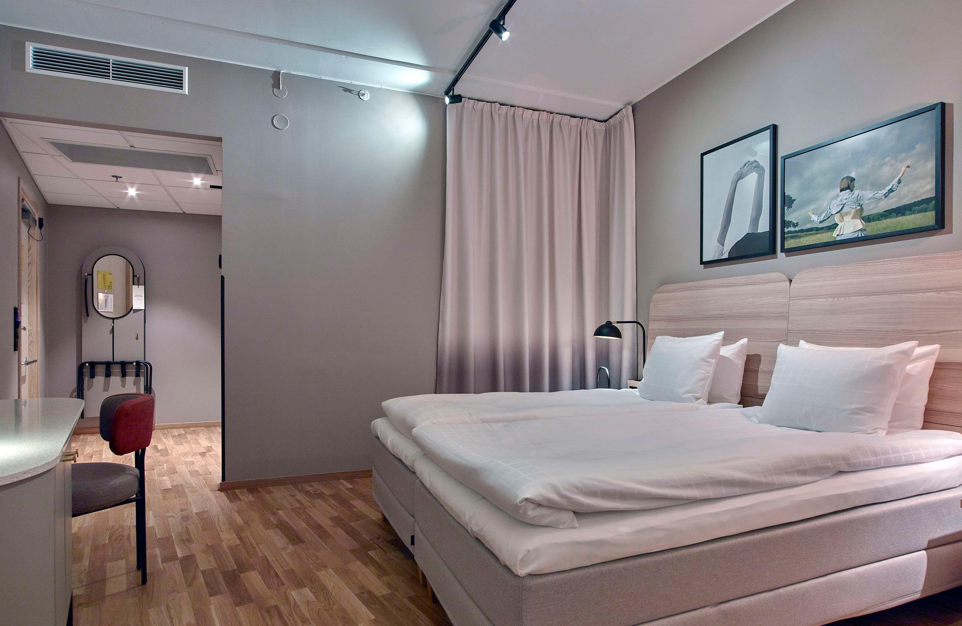 Room, Twin Beds, No Window