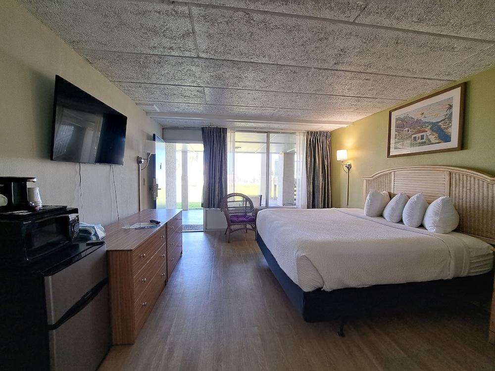 Room, King Bed, Side Ocean View، Days Inn & Suites By Wyndham Jekyll Island 2/7