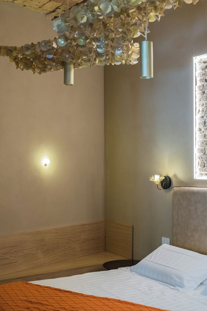 163 Boutique Hotel 25/50