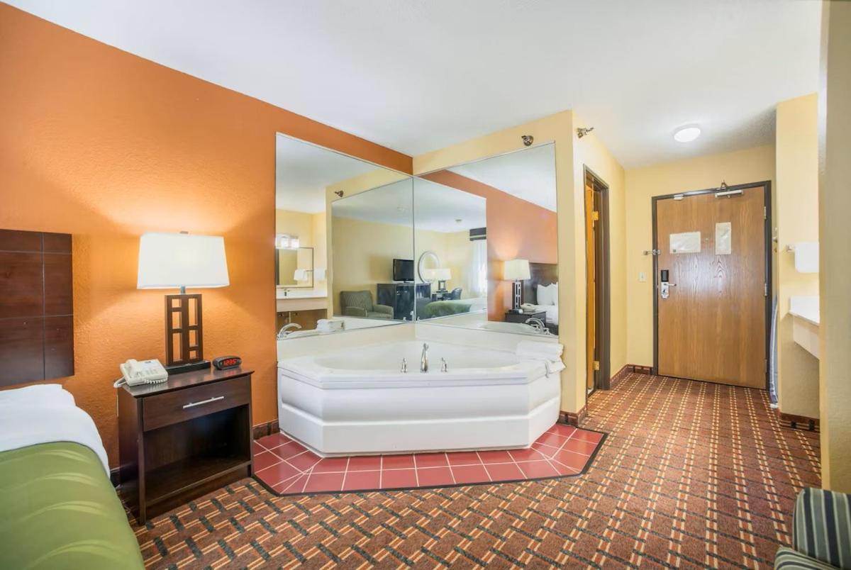 Room, King Bed, Jetted Tub, Large