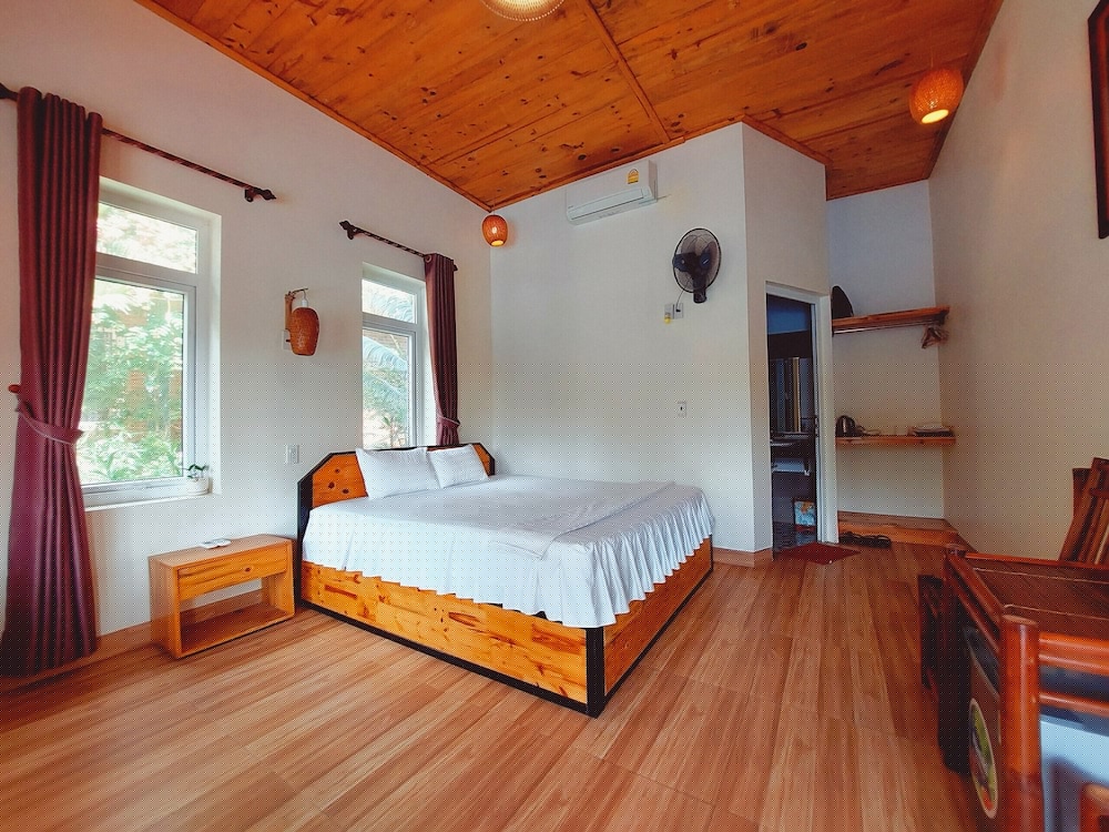 Ninh Binh Mountain Side Homestay & Cafe 24/67