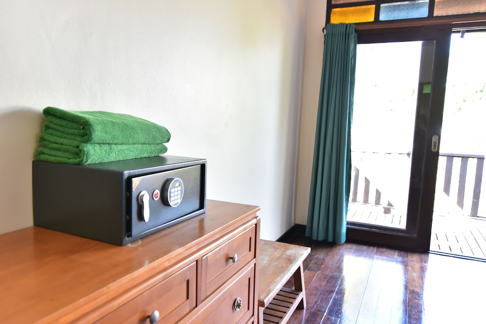 Koh Ngai Thanya Beach Resort 15/65