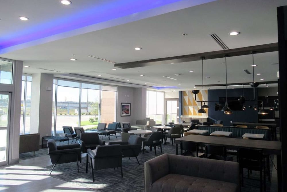 La Quinta Inn & Suites by Wyndham Dallas/Fairpark 32/40