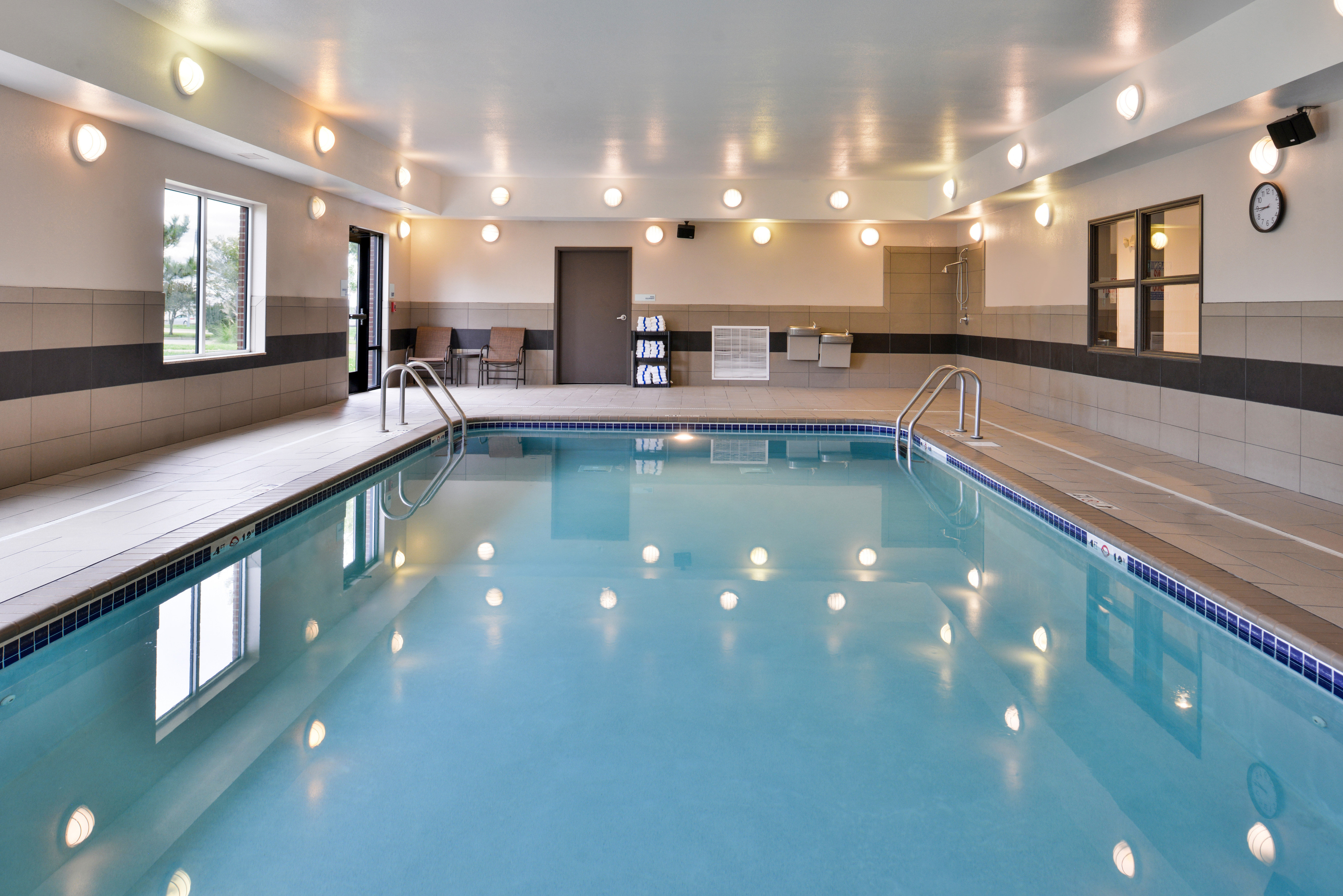 Holiday Inn Express Hotel And Suites Emporia Northwest 26/45