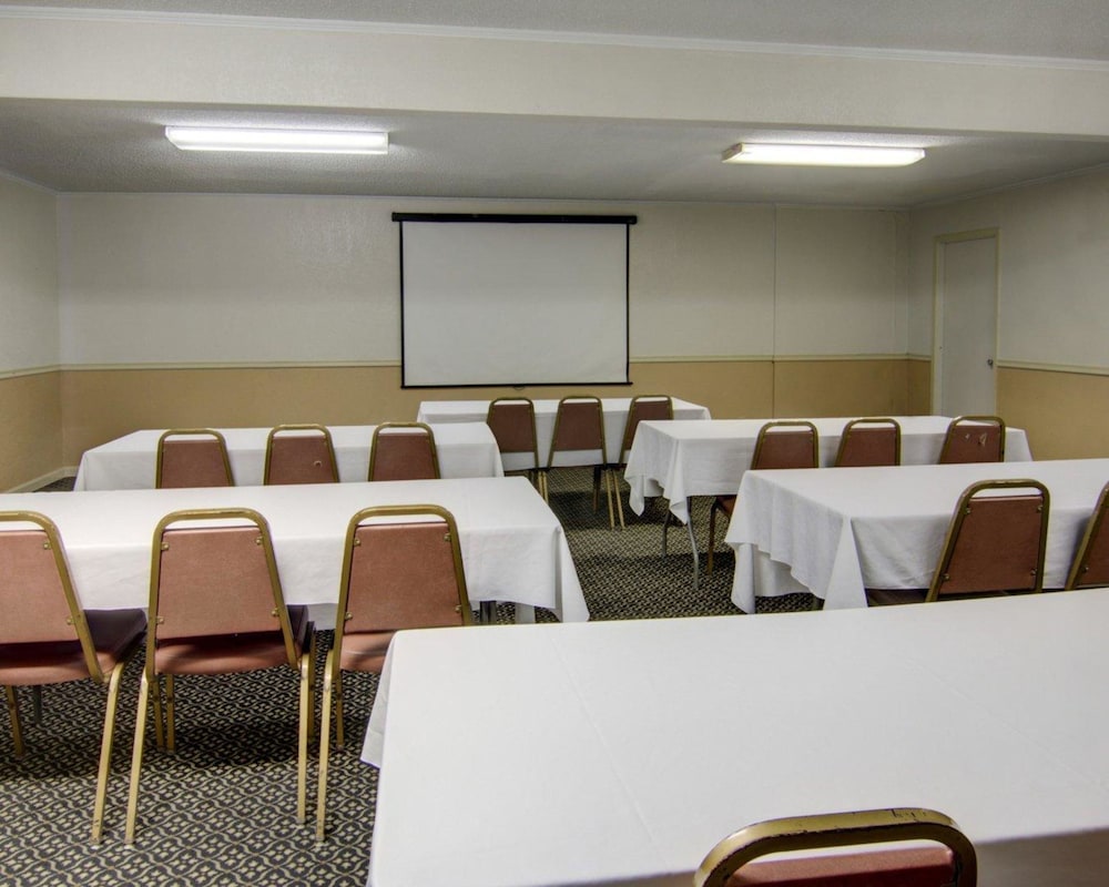 Rodeway Inn Conference Center El Dorado 27/31
