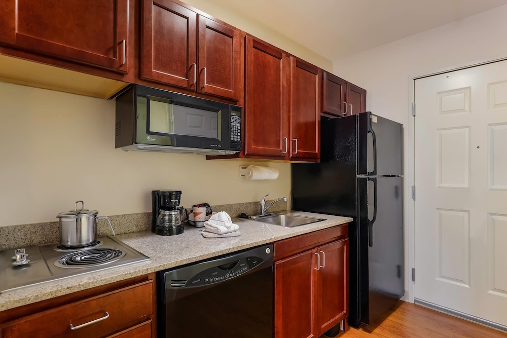 Efficiency, King Bed, Accessible، MainStay Suites Fitchburg Madison 10/10