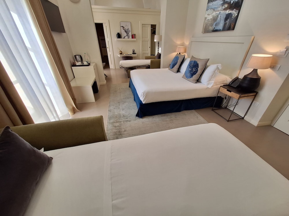 COMFORT, QUADRUPLE, KING BED, 2 SOFA