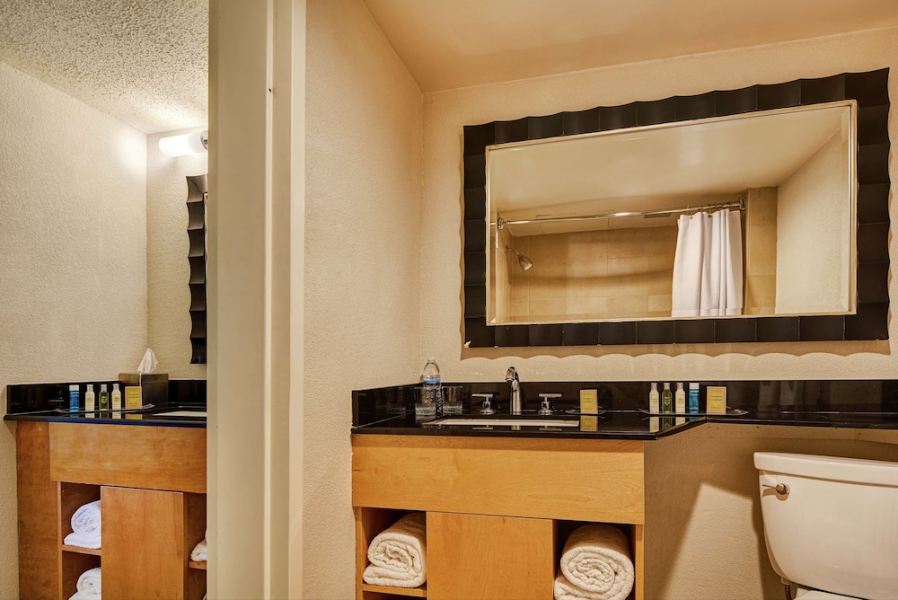 DoubleTree by Hilton Hotel Berkeley Marina 27/83