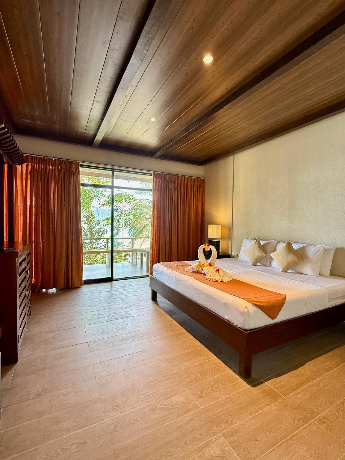 Deluxe, Queen Bed, Beach View