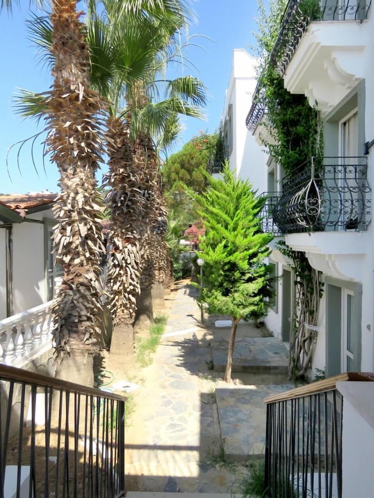 La Maison Apartments 46/52
