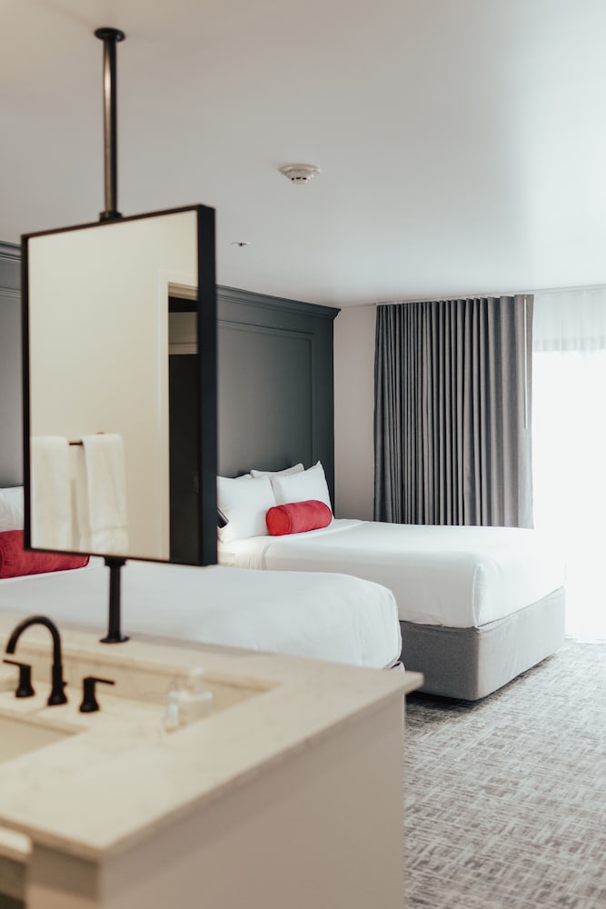 Vinland Hotel and Lounge 40/71