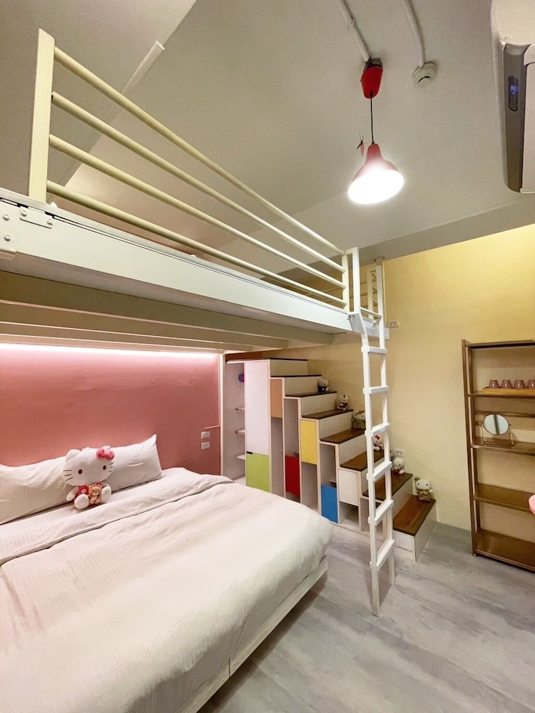 1 Bedroom, Gallery, Quadruple, Queen and Twin Beds, No Window