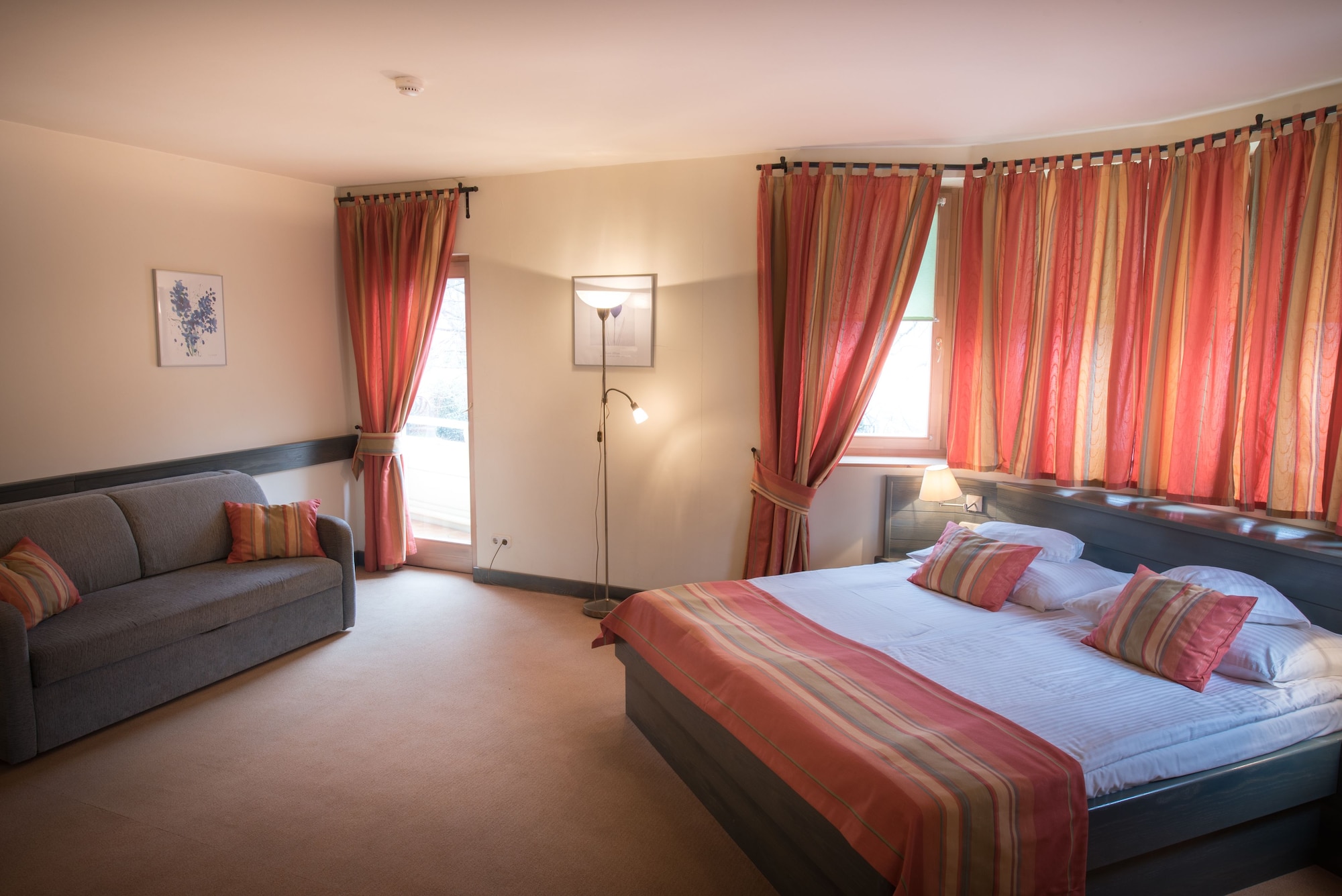 1 Bedroom, Basic, Apartment, 2 Double Beds, Park View, Sofa