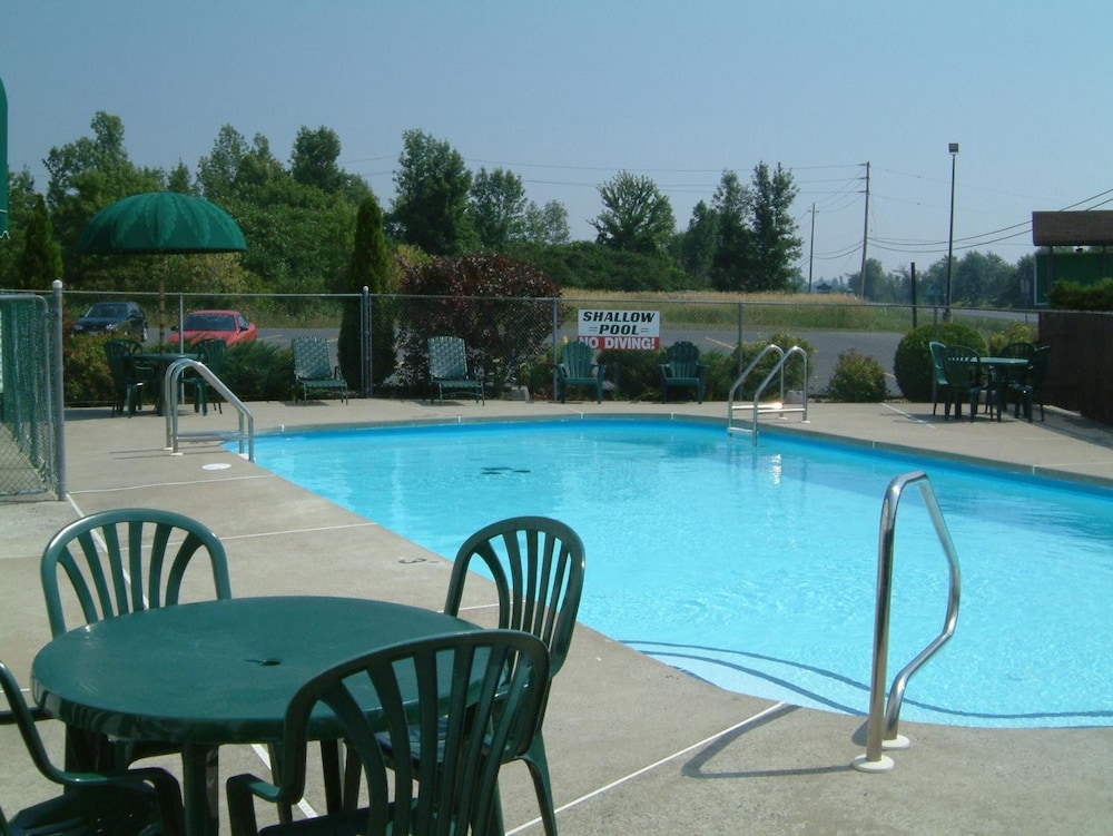 Mcintosh Country Inn & Conference Centre 45/69