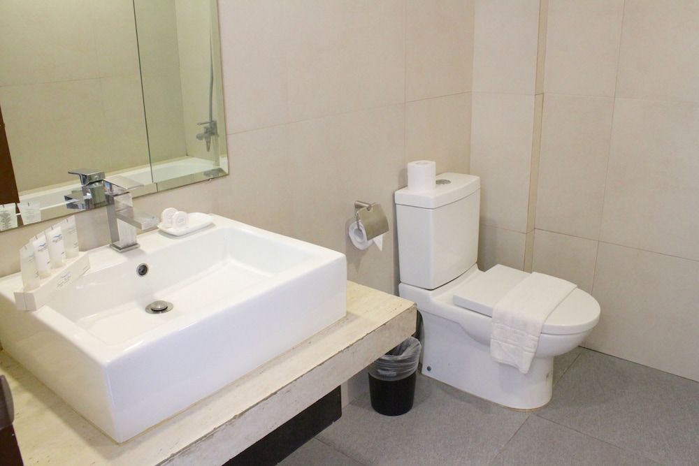 Ocean Suites Boutique Hotel 65/66