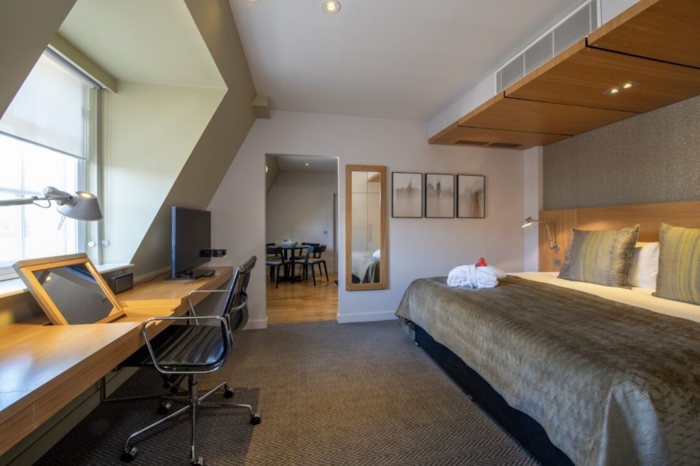 Master, Suite, King Bed, Club Lounge Access