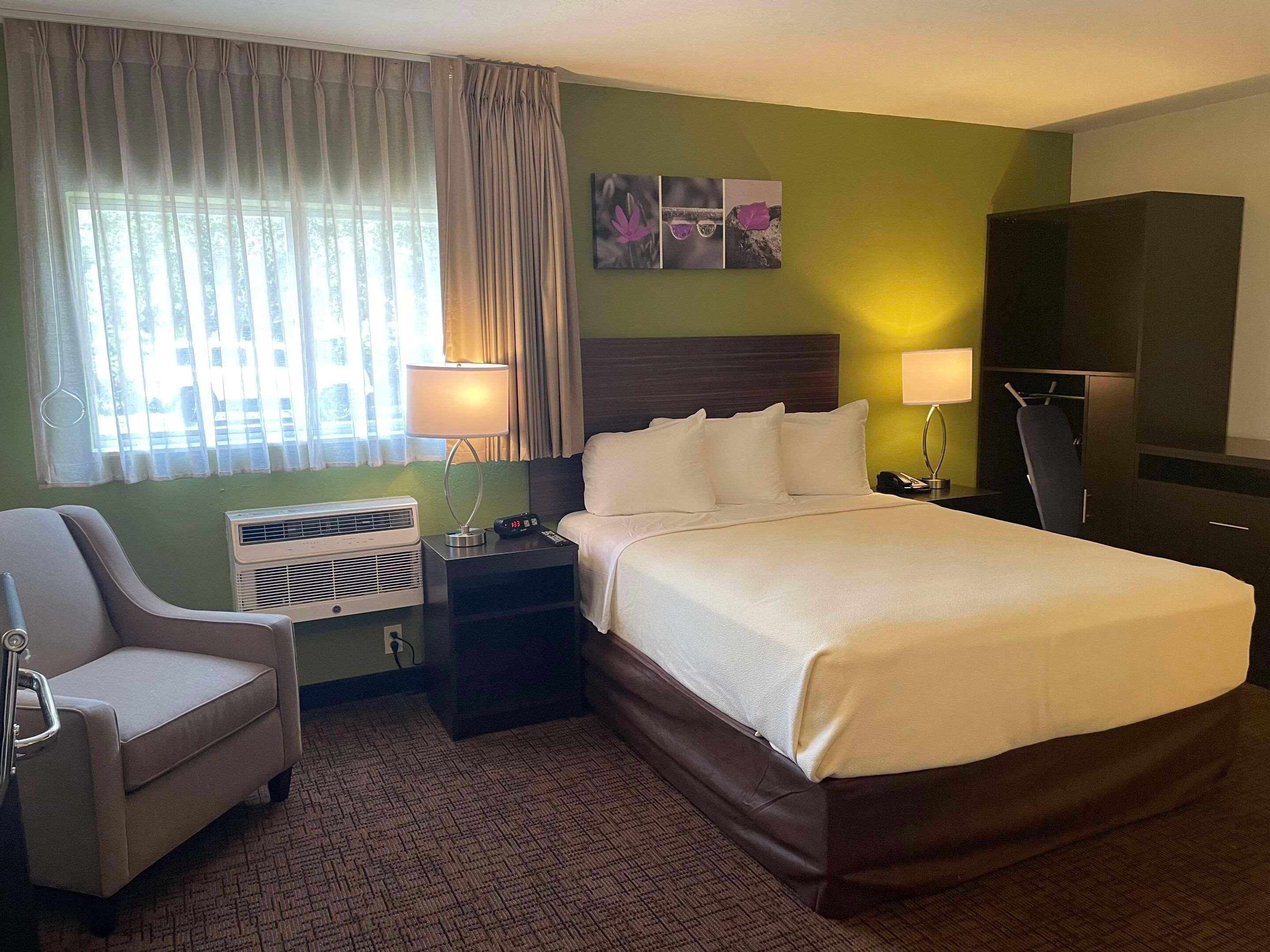 ROOM, QUEEN BED, ACCESSIBLE